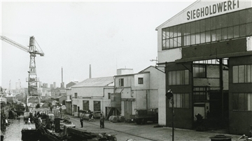 1937 siedelte die Sieghold-Werft auf die Ostseite des Fischereihafens II über. Das Foto entstand in den 60er Jahren. Das Historische Museum eröffnet eine Ausstellung über die Werft, die vor 100 Jahren gegründet wurde.