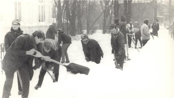 Als die Winter in Nordenham noch kälter waren 1963 fotografierte Fritz Frerichs Schüler und Lehrkräfte beim Schneeräumen am Gymnasium.