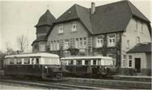 1971 verließ der letzte Schienenzepp mit Fahrgästen den Zevener Bahnhof-Süd. Seit bald 30 Jahren wird über die Wiederaufnahme des Personenverkehrs auf stillgelegten EVB-Strecken diskutiert, ohne dass es zu einer Entscheidung gekommen wäre.