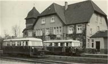1971 verließ der letzte Schienenzepp mit Fahrgästen den Zevener Bahnhof-Süd. Seit bald 30 Jahren wird über die Wiederaufnahme des Personenverkehrs auf stillgelegten EVB-Strecken diskutiert, ohne dass es zu einer Entscheidung gekommen wäre.