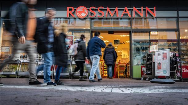 1972 gründete Dirk Roßmann seine mittlerweile europaweit tätige Drogeriekette Rossmann. Sein Erfolg als Geschäftsmann hat ihm nicht zuletzt Bekanntschaft mit Politikern wie Gerhard Schröder oder Stephan Weil beschert.