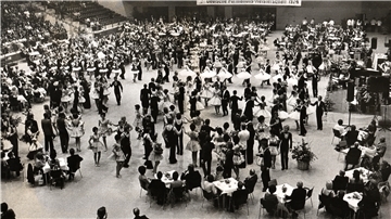 1974 war die Stadthalle gerade eröffnet, als die TSG Bremerhaven zum ersten Mal eine deutsche Meisterschaft ausrichtete. 7000 Tanzsportfans kamen.