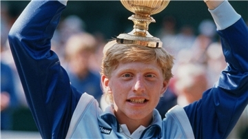 1985 stellt Boris Becker die Tenniswelt auf den Kopf, als er mit 17 Jahren zum jüngsten Wimbledonsieger aller Zeiten wird.