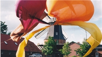 1996 installierte und fotografierte der Berliner Manfred Gillwald seine Windplastiken auf der Wiese vor der Seefelder Mühle.