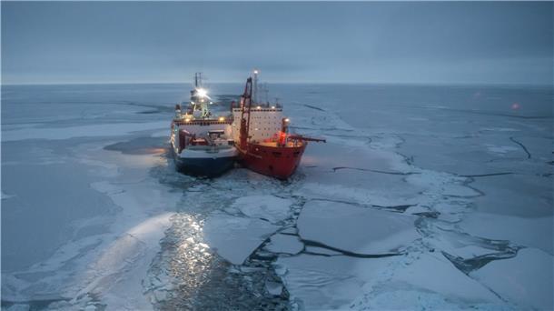 2. Oktober 2019: Die "Polarstern (l) wird vom dem russischen Forschungsschiff "Akademik Federov" (r) begleitet.
