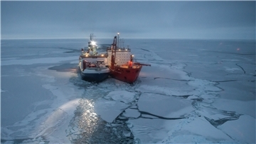 2. Oktober 2019: Die "Polarstern (l) wird vom dem russischen Forschungsschiff "Akademik Federov" (r) begleitet.