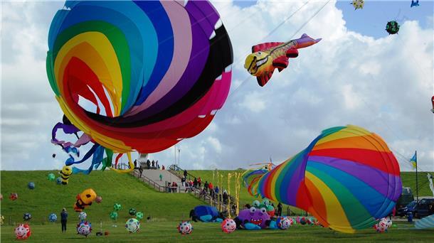 200 Drachen in allen Farben und Formen werden an Pfingsten wieder zum Zirkus- und Drachenfest am Friesenstrand in Tossens erwartet.