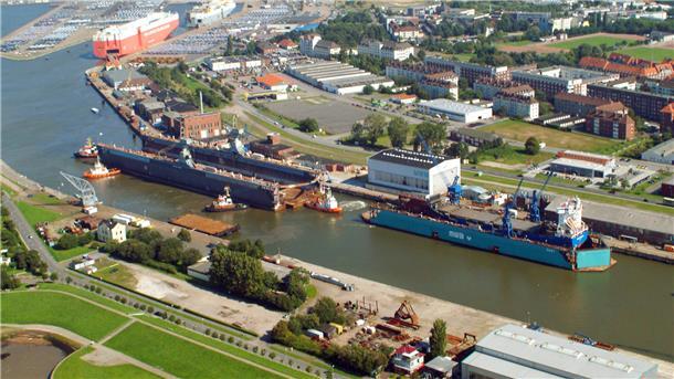 2005 wurde das Dock V über die Weser nach Bremerhaven gebracht. Heute verlässt es den Kaiserhafen für immer.