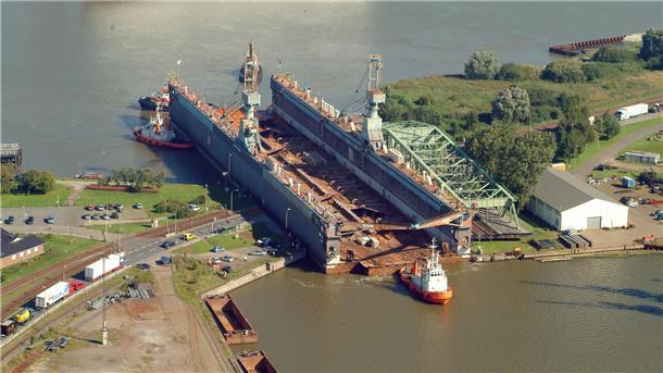 2005 wurde das Dock V über die Weser nach Bremerhaven gebracht. Heute verlässt es den Kaiserhafen für immer.