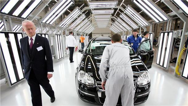 Früherer Volkswagen-Chef Carl Hahn gestorben 2007: Carl Hahn (l) geht im russischen Kaluga durch die neu eröffnete Produktion.