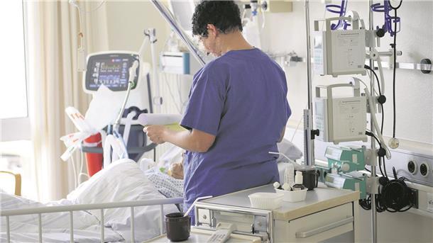 Pflegerin an einem Krankenhausbett in der Weaning-Station der Klinik am Bürgerpark Bremerhaven