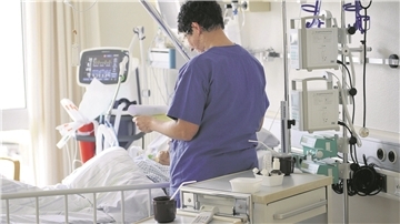 Pflegerin an einem Krankenhausbett in der Weaning-Station der Klinik am Bürgerpark Bremerhaven