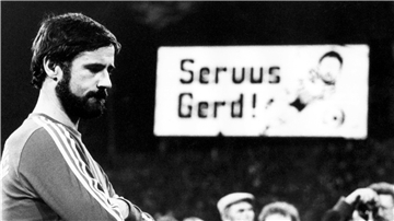 20.09.1983, München: „Servus Gerd" heißt es auf der Anzeigetafel des Olympiastadions, wo Gerd Müller (l) an diesem Abend seine sportliche Karriere beendet. Heute wird der „Bomber der Nation" 75 Jahre alt. Ob er das überhaupt mitbekommt, ist fraglich. Gerd Müller leidet seit Jahren an Alzheimer-Demenz.