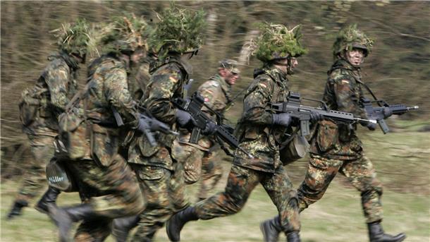 Wehrpflicht: CDU will Aussetzung schrittweise zurücknehmen 2011 war die Wehrpflicht in Deutschland nach 55 Jahren ausgesetzt worden.