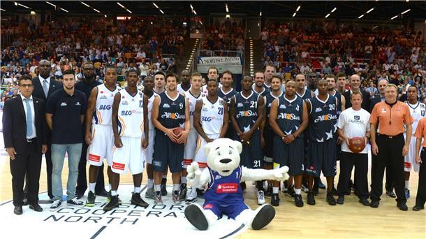 Eisbären können Geburtstagsfeier mit einem Heimsieg abrunden 2013 feierten die Eisbären ihren zehnten Geburtstag unter dem Motto „Future meets Past“. Das damalige Erstliga-Team (weiße Trikots) spielte zur Saisoneröffnung gegen eine All-Star-Auswahl früherer Profis.