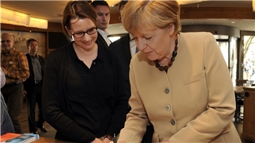 2014: Die CDU-Bundesvorsitzende Dr. Angela Merkel (rechts) ist zum Europa-Wahlkampf in Bremerhaven und trägt sich in das DAH-Gästebuch ein. Neben ihr DAH-Direktorin Dr. Simone Blaschka.