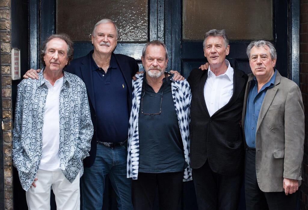 Ikone des britischen Humors: John Cleese wird 85 2014 trat John Cleese (2.v.l.) ein letztes Mal mit seinen Monty-Python-Kollegen auf. (Archivbild)