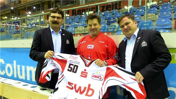Zum 70. Geburtstag: Die Karriere von Alfred Prey in Bildern 2015 verpflichteten die Pinguins Ben Doucet (Mitte) als Trainer. Das entpuppte sich als Flop.