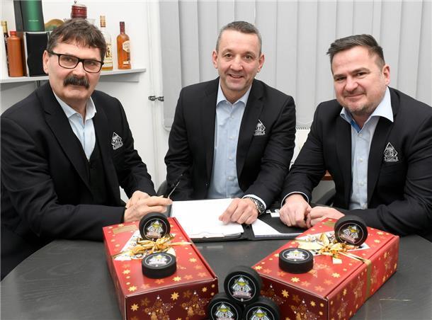 Zum 70. Geburtstag: Die Karriere von Alfred Prey in Bildern 2016 nahmen die Pinguins Trainer Thomas Popiesch (Mitte) unter Vertrag.