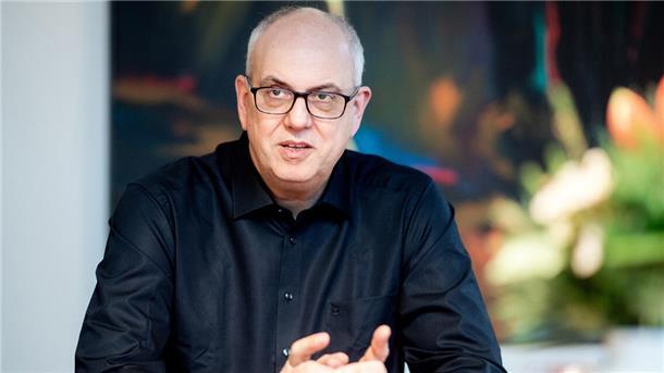 Andreas Bovenschulte (SPD), Bürgermeister von Bremen, spricht bei einem dpa-Interview im Rathaus.