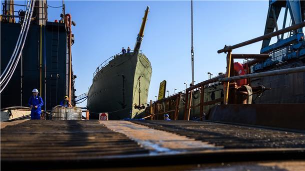 Das Marine-Segelschulschiff «Gorch Fock» (M) liegt in einem Dock der Bredo-Werft.