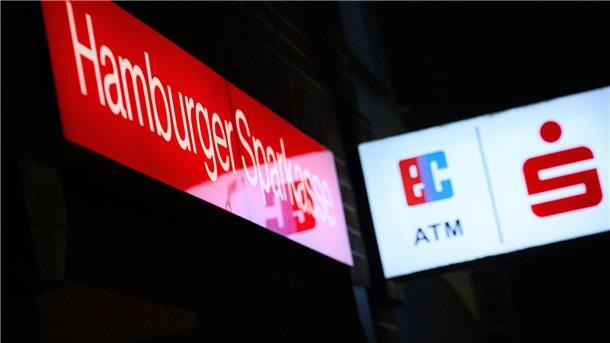 Millionencoup: Sparkasse muss Kunden besser entschädigen 2021 drangen unbekannte Täter in den Schließfachraum einer Norderstedter Sparkassen-Filiale ein. Sie stahlen Geld, Gold, Schmuck und viele andere Wertgegenstände.