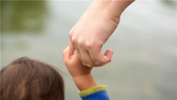 2022 bezogen nach Angaben des Statistischen Bundesamtes gut 1,8 Millionen Personen Elterngeld, die Mehrzahl davon Frauen.