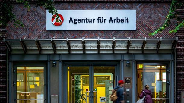 Zu geringe Vermittlungsquote? BA weist Vorwürfe zurück 2022 nahmen 481.000 Menschen, die Bürgergeld bekommen haben, einen Job im ersten Arbeitsmarkt auf.