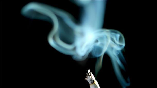 Krebsexperten fordern zum Schutz: Tabaksteuer erhöhen 2023 starben in Deutschland rund 131.000 Menschen an den gesundheitlichen Folgen des Rauchens. (Archivbild)