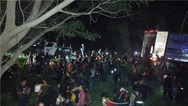 Mehr als 200 Menschen in Mexiko aus Lastwagen befreit 206 Menschen wurden aus einem abgestellten Lastwagen in Mexiko gerettet.