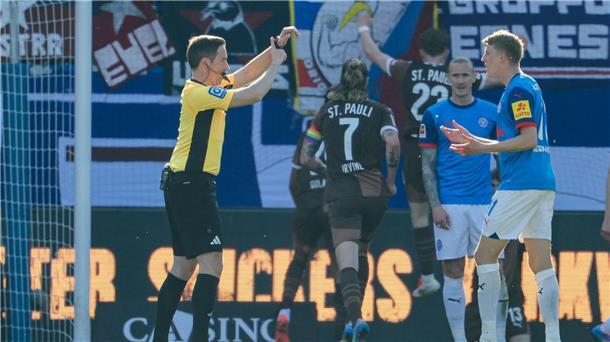 „Kacktor“ vergrößert Sorgen von Holstein Kiel 2:1 für St. Pauli nach Torlinientechnik: Schiedsrichter Benjamin Brand (l) zeigt auf seine Uhr