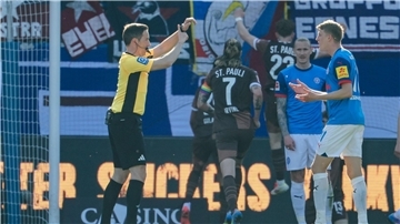 2:1 für St. Pauli nach Torlinientechnik: Schiedsrichter Benjamin Brand (l) zeigt auf seine Uhr