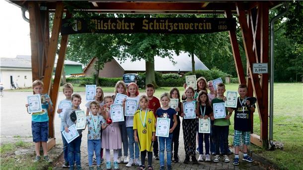 21 Mädchen und Jungen genießen einen Tag beim Schützenverein Wilstedt. Alle Teilnehmer der Ferienspaßaktion nehmen zum Schluss eine Urkunde mit nach Hause.