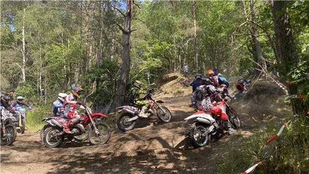 Motocrosser heizen durch den Hoope Park