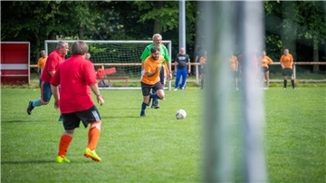 27. Fußballturnier auf der Jahnwiese für Menschen in besonderen Lebenslagen und psychischer Erkrankung. Im Bild: Gemeinsames Fußballkicken von psychisch Betroffenen, Ärzten und Mitarbeitern von psychiatrischer Versorgung in Bremerhaven und umzu.