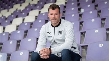 27.07.2020, Niedersachsen, Osnabrück: Marco Grote, neuer Trainer des Fußball-Zweitligisten VfL Osnabrück, sitzt bei seiner Präsentation auf der Tribüne. Der 47-Jährige Grote erhält in Osnabrück einen Zweijahresvertrag und folgt auf Thioune, der zum Hamburger SV gewechselt ist. Foto: Friso Gentsch/dpa +++ dpa-Bildfunk +++ | Verwendung weltweit