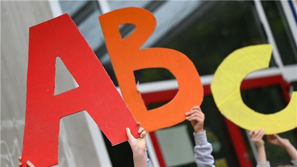 Einschulung in Nordenham: So viele Kinder starten in die erste Klasse Bild von großen bunten Papp-Buchstaben