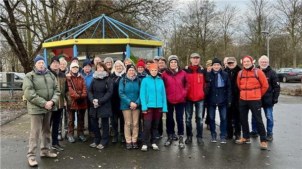 30 Frauen und Männer begleiteten Theo Köhne am dritten Advent auf seiner Deichwanderung.