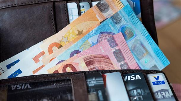 Umfrage: Rund zwei Drittel achten bei Konsum mehr aufs Geld 30 Prozent der Menschen in Deutschland wollen einer Umfrage zufolge weniger Geld bei Restaurantbesuchen ausgeben.