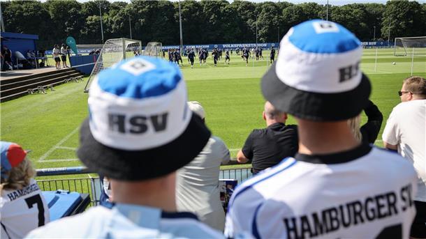 HSV-Frühstart in der Hitze: Zurückgekehrt, um zu bleiben 300 Fans wollten das erste Training des HSV als Bundesligist nach sieben Jahren erleben.