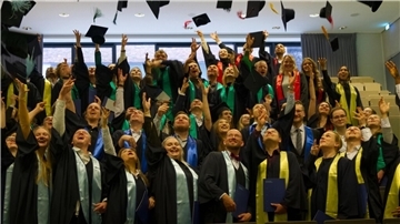 341 Frauen und Männer haben zum Ende des Wintersemesters ihr Studium an der Hochschule Bremerhaven erfolgreich beendet. Das wurde gefeiert. 