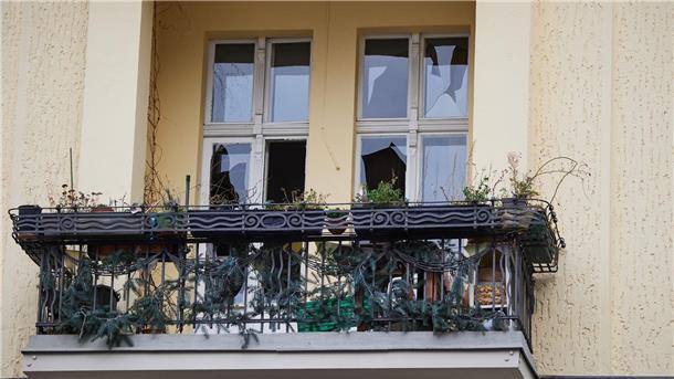 Kugelbomben-Schäden: Rufe nach Konsequenzen werden laut 36 Wohnungen sind vorerst unbewohnbar.