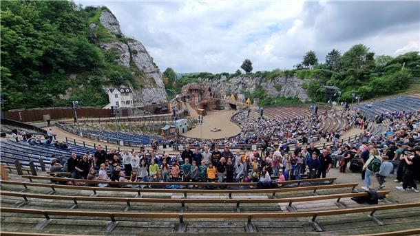 Viele Zuschauer sitzen in den Rängen der Freilichtbühne in Bad Segeberg. 