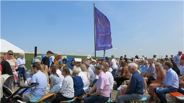 400 Menschen nahmen am Tauffest in Tossens teil.