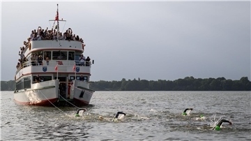 402 Meter weit in 15 Minuten haben fünf Schwimmer das Schiff gezogen - ein neuer Weltrekord.