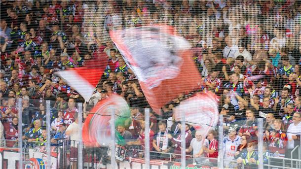 Perfektes erstes Drittel ist Grundlage für den Pinguins-Sieg 4.337 Zuschauer sorgten beim ersten Heimspiel der Saison für die Fischtown Pinguins für beste Stimmung