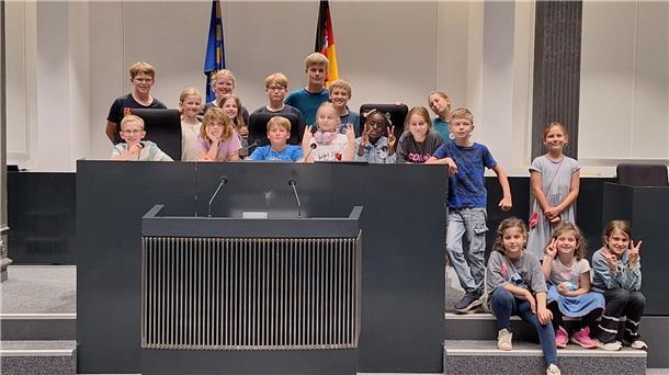 Ferienprogramm im Landtag begeistert Kinder aus der Wesermarsch Gruppe Kinder hinter Rednerpult