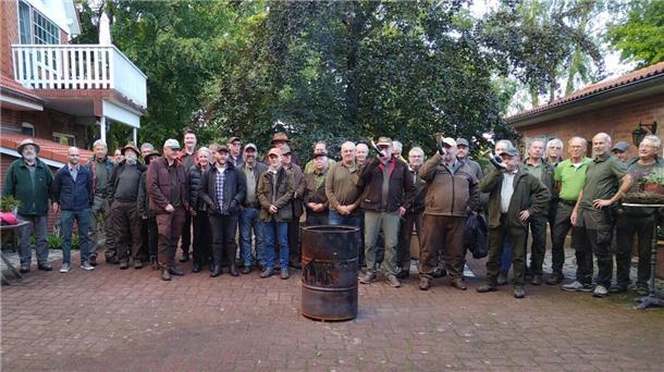 45 Waidmänner des Hegering 6 im Revier Donnern kamen auf dem Hof Aufderheide zusammen.