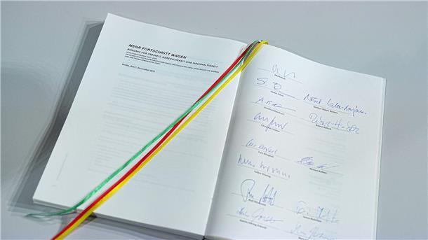 Eineinhalb Jahre bis zur Wahl: Was wuppt die Ampel noch? 453 Versprechen auf 141 Seiten: der Koalitionsvertrag der Ampel-Koalition.