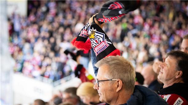 Fischtown Pinguins fahren den siebten Sieg in Folge ein 4.647 Zuschauer sorgten in der ausverkauften Eisarena für eine fantastische Stimmung.